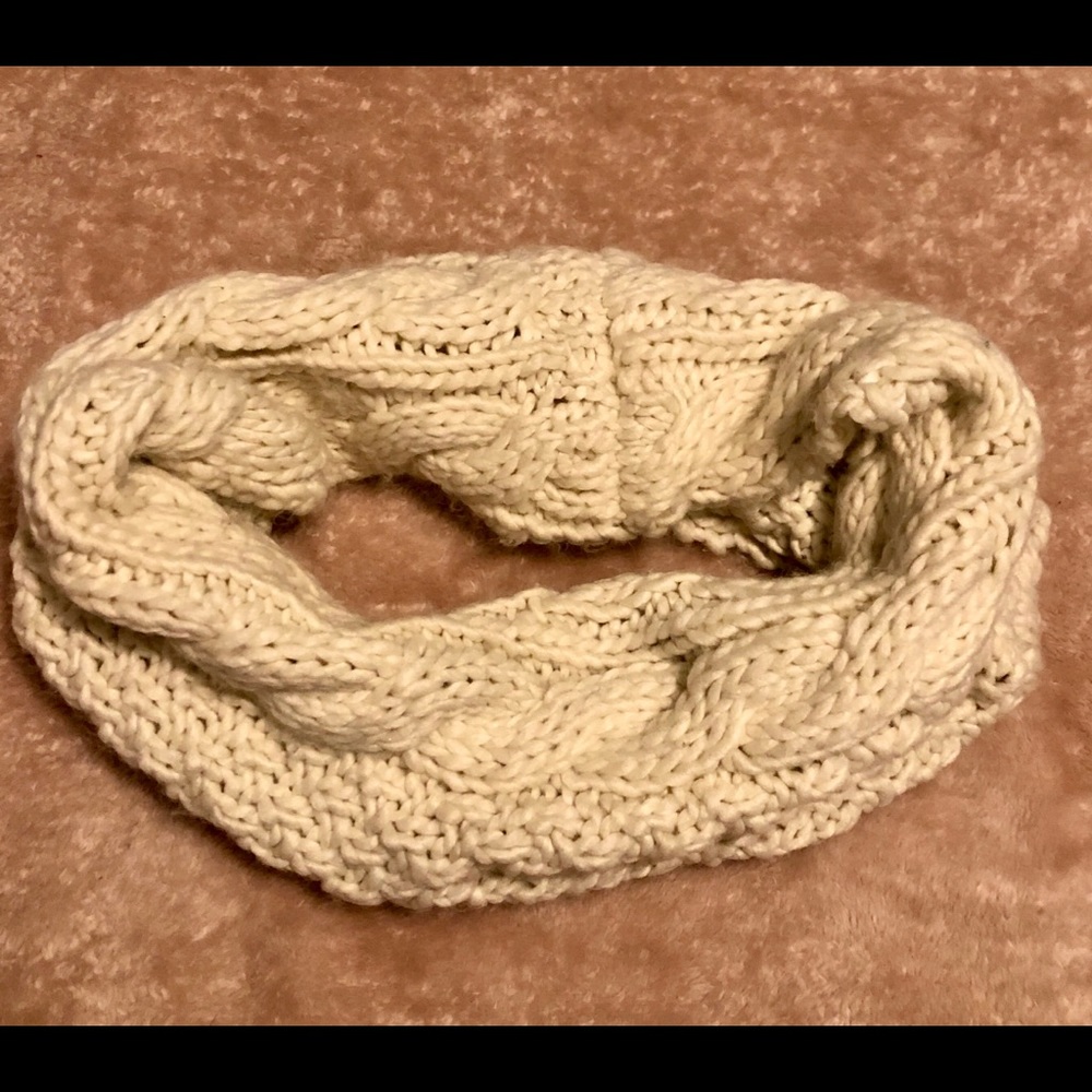 American Eagle Infinity Cable Knit Scarf View 2